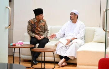 Gibran Rakabuming Raka Silaturahmi ke Habib Ali Al Habsyi dan Pantau Pembagian Sembako
