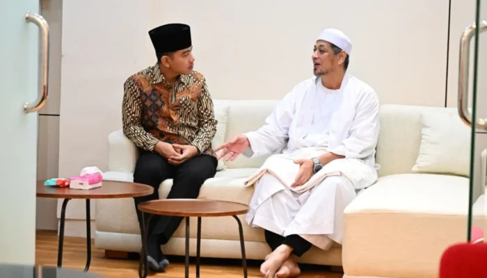 Gibran Rakabuming Raka Silaturahmi ke Habib Ali Al Habsyi dan Pantau Pembagian Sembako