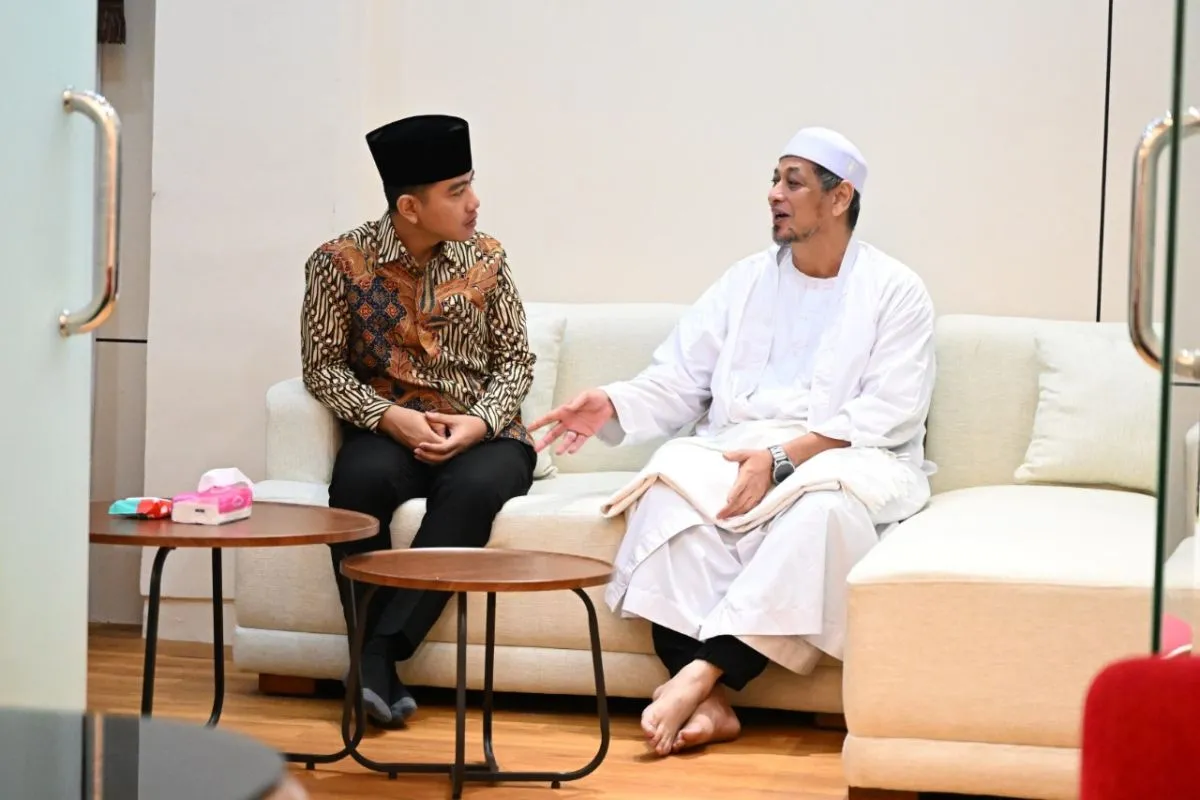 Gibran Rakabuming Raka Silaturahmi ke Habib Ali Al Habsyi dan Pantau Pembagian Sembako