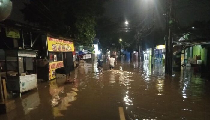 Hujan Deras Sebabkan Banjir di Bintaro Jaksel, Air Capai 60 Cm dan Rendam Rumah Warga