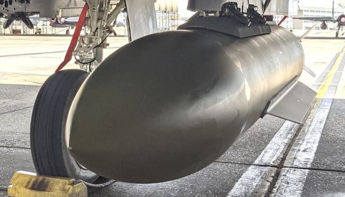 AS Jatuhkan Bomber GBU-72 2,5 Ton ke Bunker Rudal Iran di Selat Hormuz