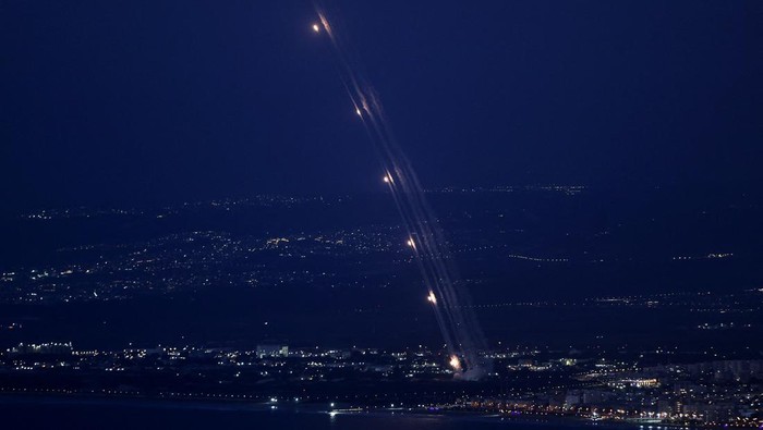 Iran dan Hizbullah Luncurkan Serangan Rudal