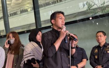 WNI yang dievakuasi dari Iran tiba di Bandara Soekarno Hatta, Tangerang, Banten, Selasa (10/3/2026)