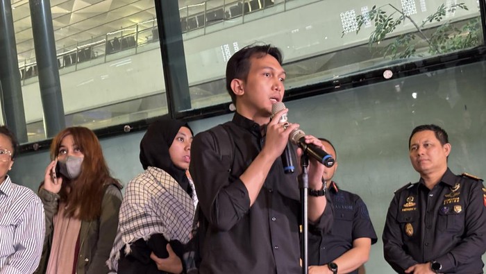 WNI yang dievakuasi dari Iran tiba di Bandara Soekarno Hatta, Tangerang, Banten, Selasa (10/3/2026)