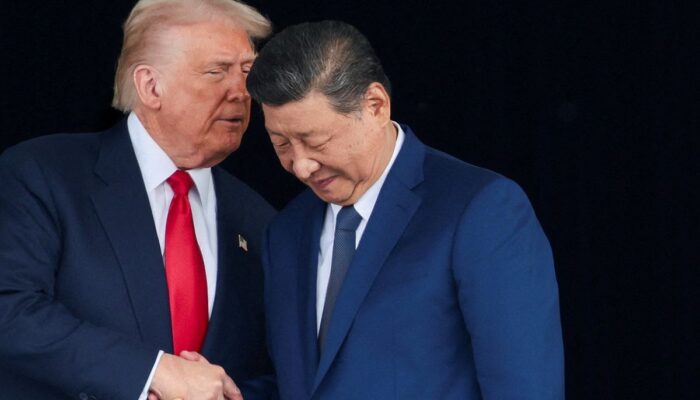 Mau Buka Selat Hormuz untuk China, Trump: Xi Jinping Akan Peluk Saya